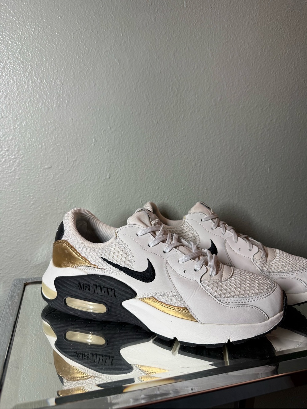 Nike Air Max Excee Women’s Size 8 White Black Metallic Gold Sneakers - Picture 2 of 10
